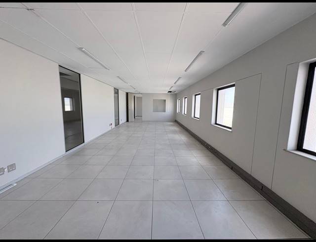 1,120M² OFFICE TO LET IN VORNA VALLEY